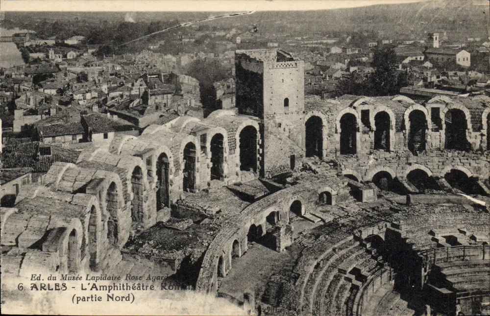 Arles - Der römische Amphitheater (Nordteil) — Verlag Musée Lapidaire Rose Agard - Vorderseite