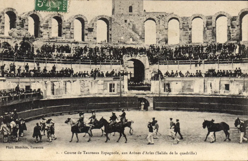 Spanische Stierkampf — in den Arenen von Arles (Salida de la quadrilla) — Foto. Blanchin, Tarascon - Vorderseite