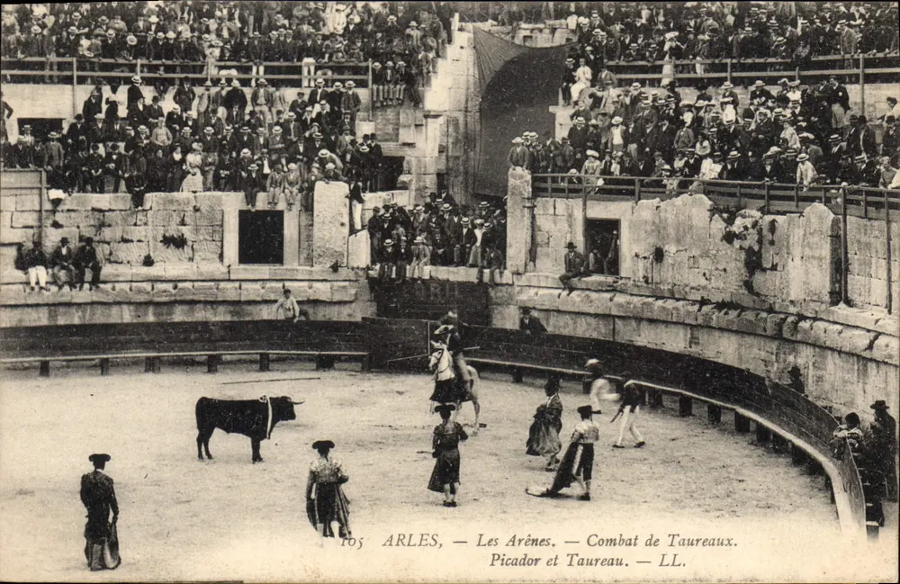 Arles — As Arênes — Luta de Touros — Picador e Touro — LL - Frente