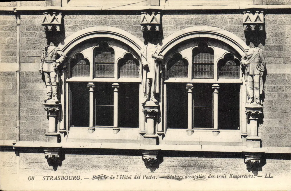 Straßburg — Fassade des Postamtsgebäudes — Entkapiteierte Statuen der drei Kaiser — LL. - Vorderseite