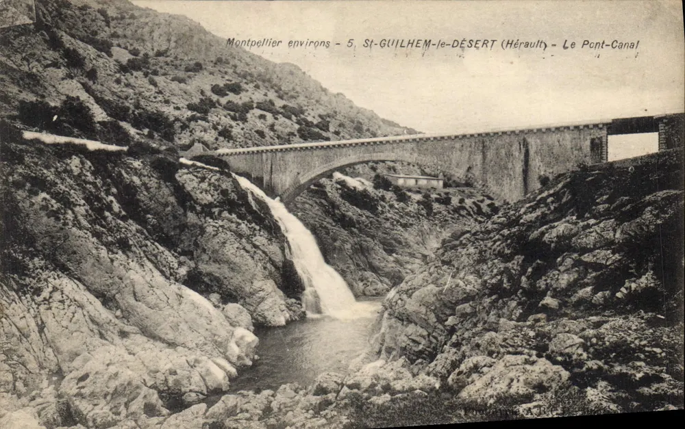 St-Guilhem-le-Désert (Hérault) — Der Kanalbrücke — Ansicht der Brücke und Wasserfall - Vorderseite