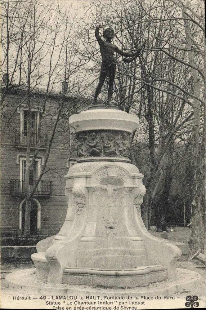 Lamalou-le-Haut — Fontäne auf dem Parc-Platz, Statue 'Der indische Sänger' von Laoust, Gres-Keramik-Fries von Sévres - Vorderseite