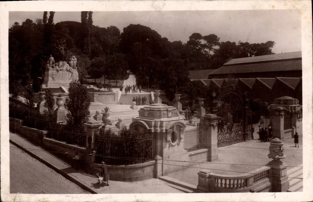 Béziers — Park der Dichter — Gedenkstein für die Toten — Injalbert Bildhauer - Vorderseite