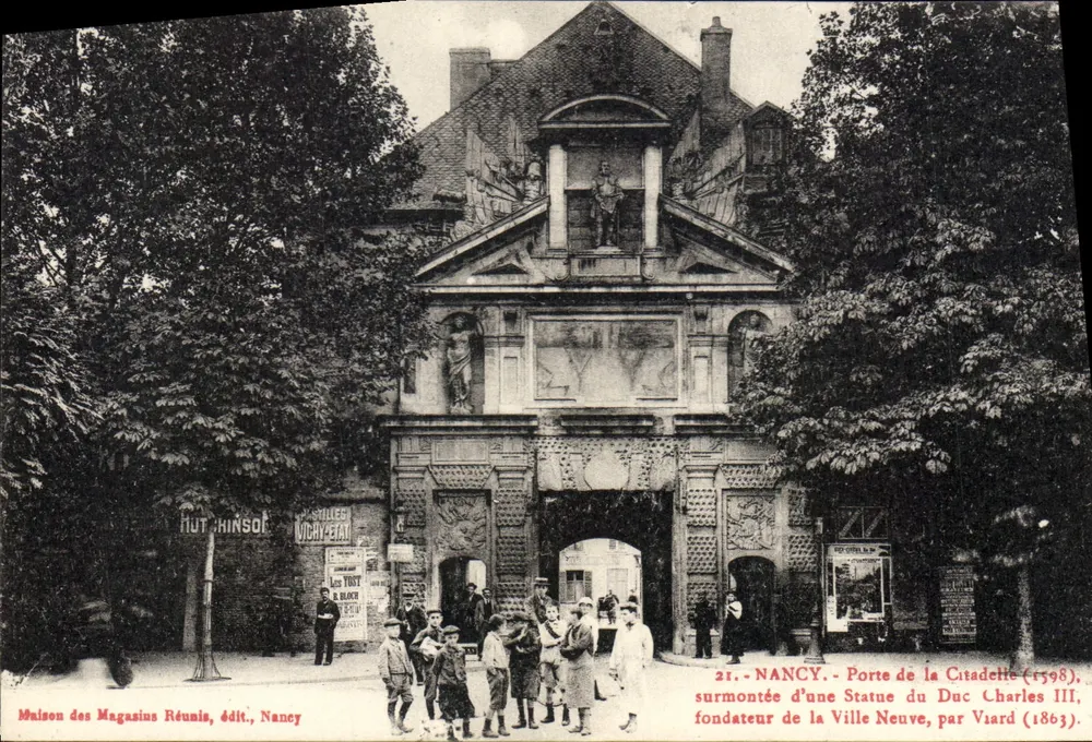 Nancy - Porta da Cidadela (1598), sob uma estátua do Duque Charles III, fundador da Cidade Nova, por Viard (1863) — Maison des Magasins Réunis, edição Nancy - Frente