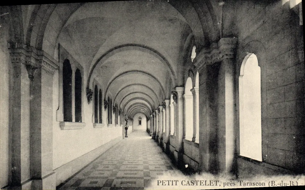 Petit Castellet, près Tarascon (B.-du-R.) — couloir à arcades — éditeur non identifié - Frente