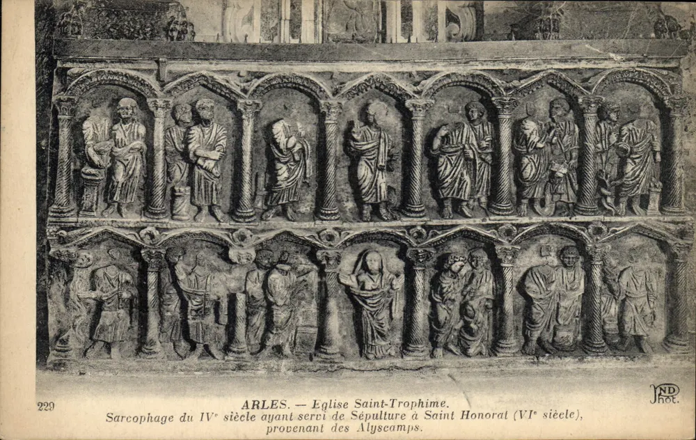 Arles — Igreja de São Trofim — Sarcófago do século IV servindo de sepultura a São Honório (século VI), proveniente dos Alyseamps - Frente