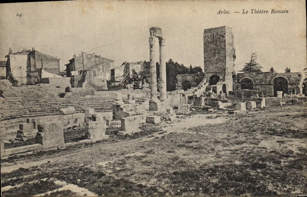 Arles — A Vista do Teatro Romano — Editor Desconhecido, n° 24 - Frente