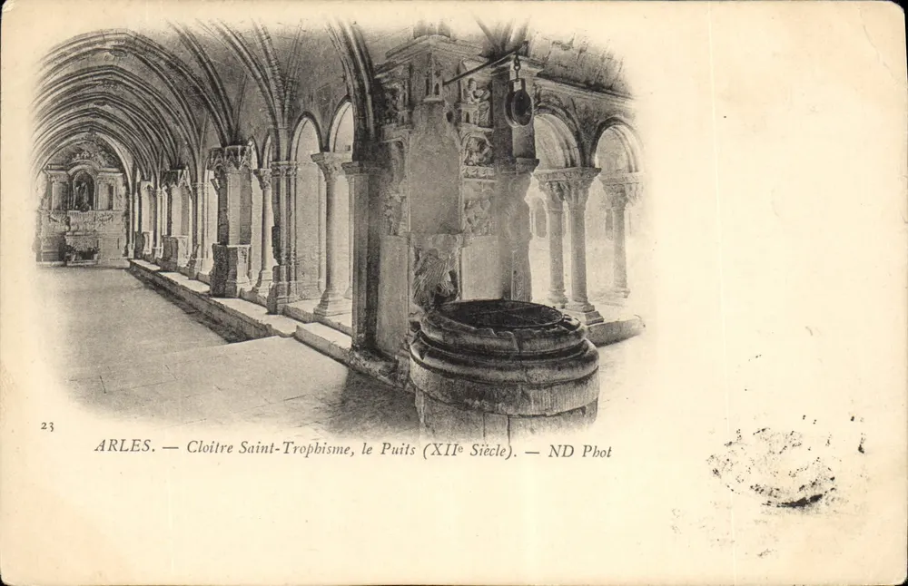 Arles — Cloître Saint-Trophime, o Poço (Século XII) — ND Phot - Frente