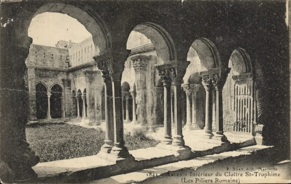 Arles - Innenansicht des Klosters St-Trophime (Die römischen Säulen) — P. Ruat, Verlag Marseille - Vorderseite