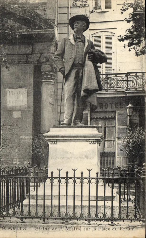 Arles — Statue von F. Mistral auf der Place du Forum — Verleger Maria Bonne - Vorderseite