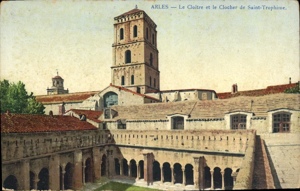 Arles — O Claustro e a Torre da Igreja de Saint-Trophime. - Frente