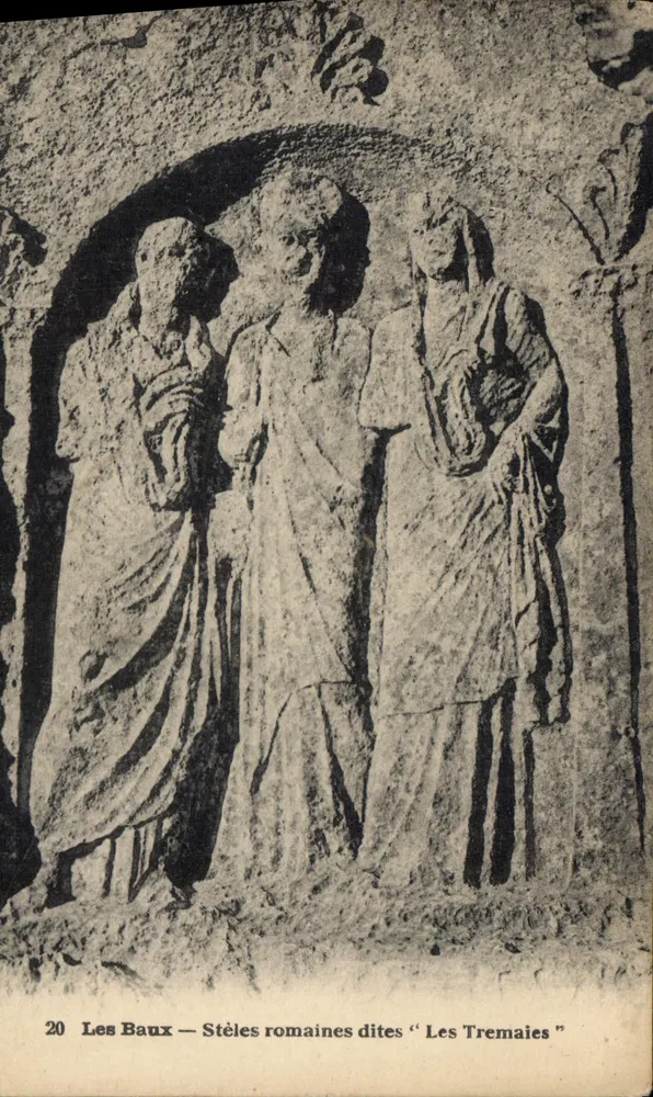 Les Baux — Stelas romanas chamadas 'Les Tremaines' - Frente