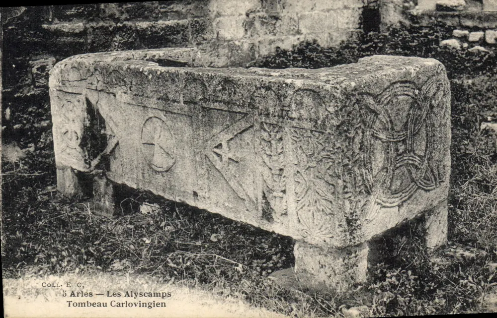 Túmulo carolíngio — Les Alyscamps — Coll. E. C. - Frente