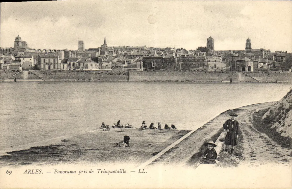 Arles — Panorama tirado de Trinquetaille — LL, n°69 - Frente