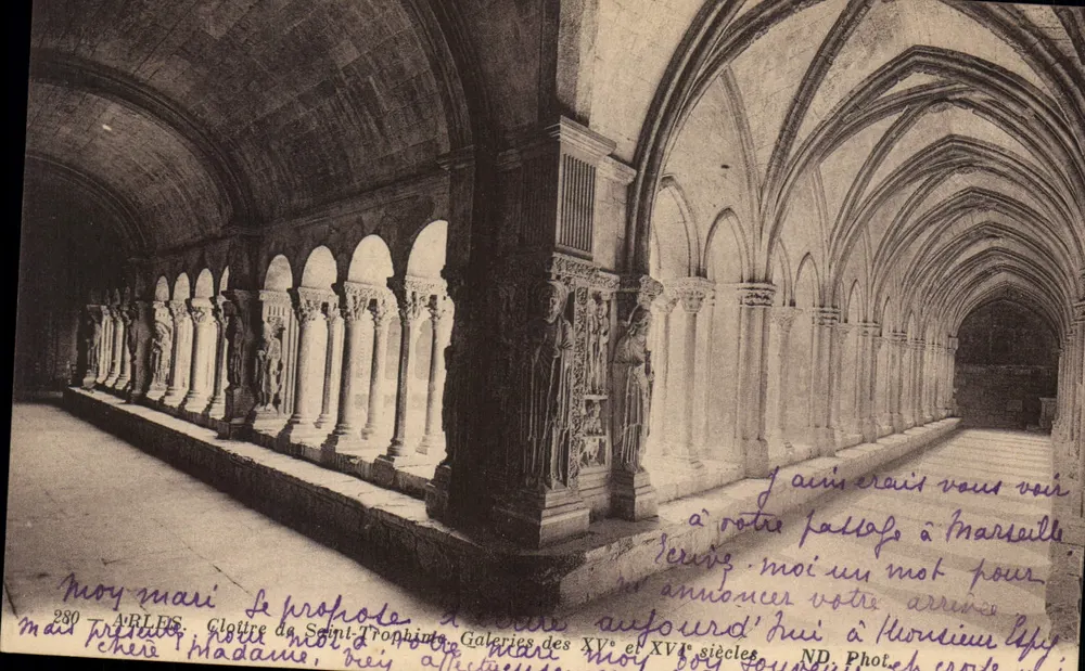 Arles — Claustro de São Trofimé, Galerias dos séculos XV e XVI — ND. Fot. - Frente