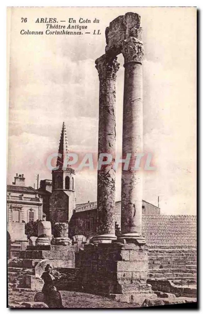 Arles — Ein Eckbereich des antiken Theaters — korinthische Säulen — LL - Vorderseite