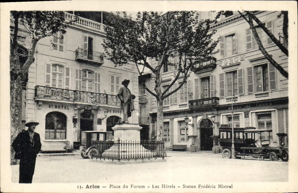 Arles — Place du Forum — Hotels — Statue von Frédéric Mistral - Vorderseite