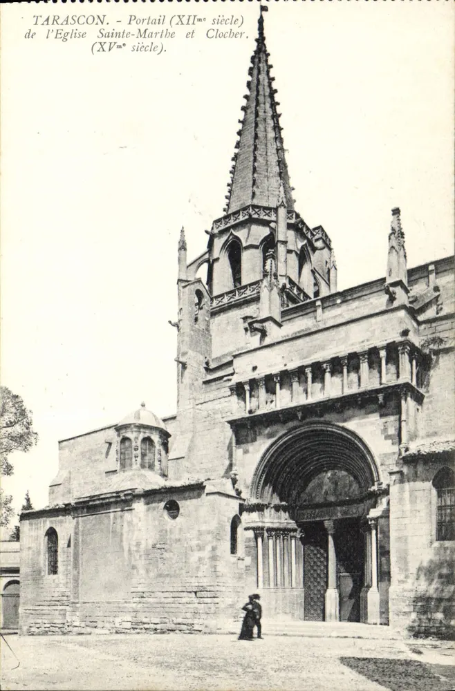 Tarascon - Portal (12. Jahrhundert) und Turm (15. Jahrhundert) der Kirche Sainte-Marthe - Vorderseite