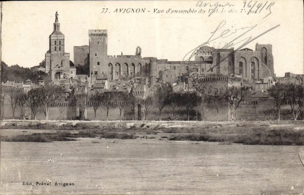Avignon — Vista geral do Palácio dos Papas — Edit. Prévot Avignon - Frente