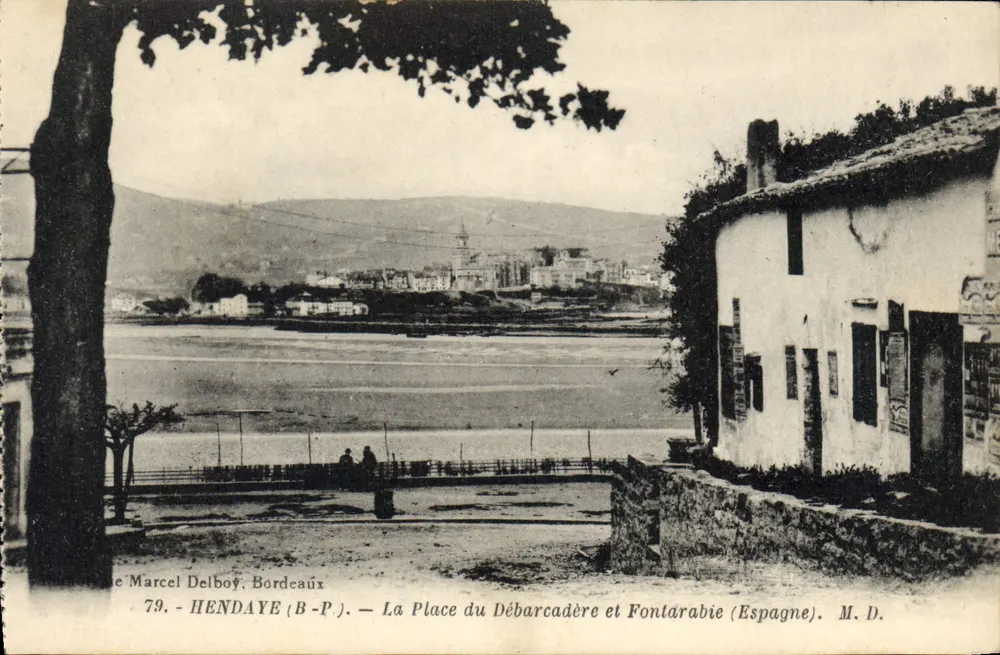 Hendaye (B-P.) — Die Place du Débarcadère und Fontarabie (Spanien) — Marcel Delboy, Bordeaux, Nr. 79 - Vorderseite