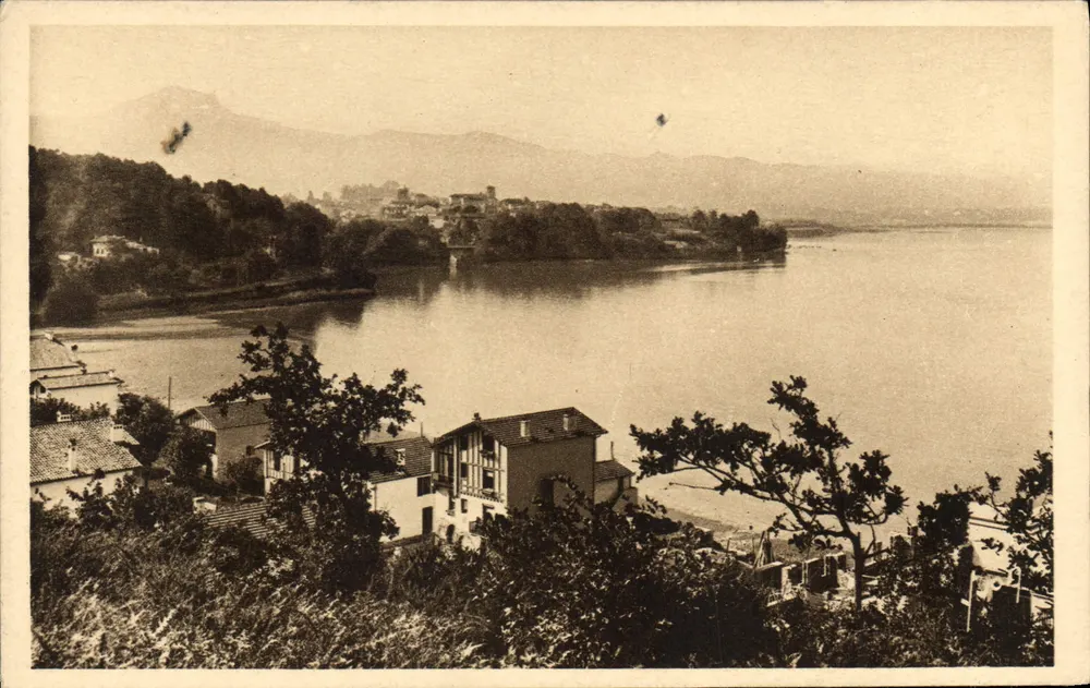 Hendaye (Basses-Pyrénées) — Blick auf den Fluss Bidassoa und die Altstadt — Les Éditions d'Art Français, Paris - Vorderseite