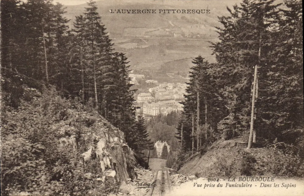 Pittorelle Auvergne — La Bourboule — Ansicht vom Seilbahn-System unter den Fichten — n°3004 — Verlag Béguin, St-Gérand-de-Béarn (Ariège) - Vorderseite
