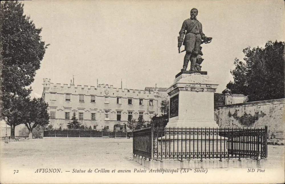 Avignon — Statue von Crillon und altes Bischofsschloss (15. Jahrhundert) - Vorderseite