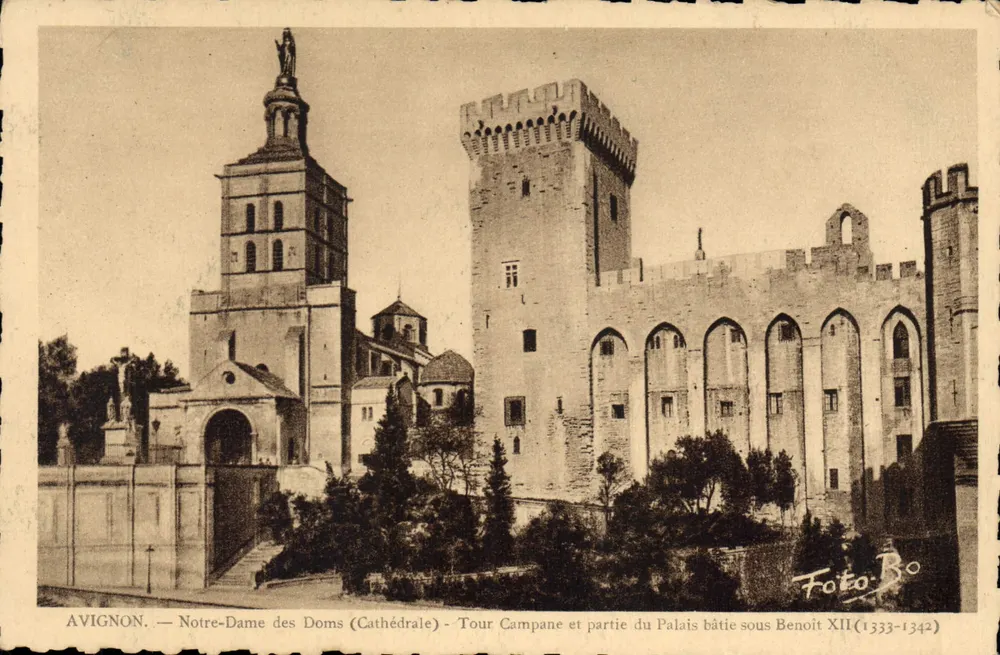 Avignon — Notre-Dame des Doms (Catedral) — Torre Campanária e parte do Palácio construída sob Boniface XII (1333-1342) - Frente