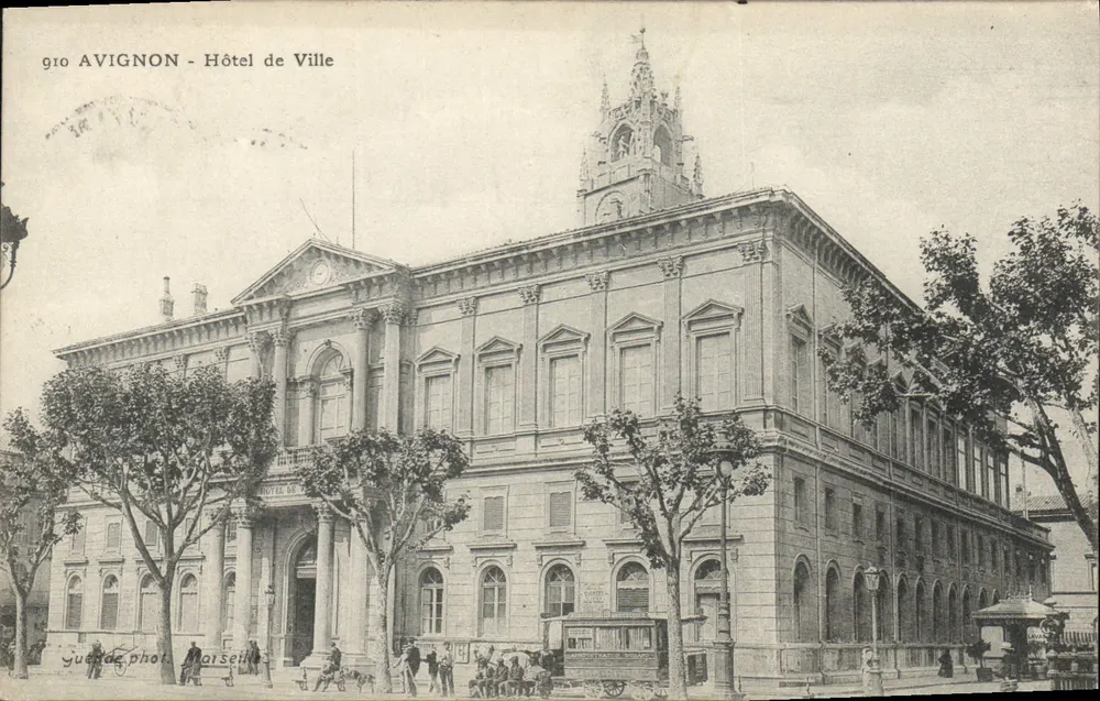 Avignon - Hotel de Ville — vista do edifício com seu campanário e árvores — Juede de fot. Marseille, n° 910 - Frente
