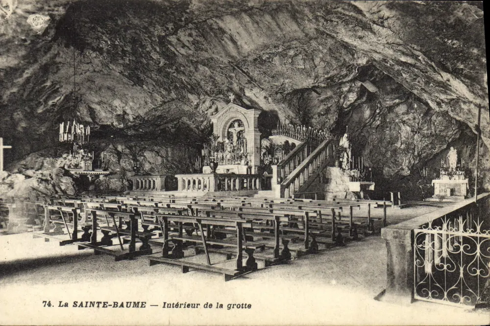 A SAINTE-BAUME — Interior da gruta - Frente