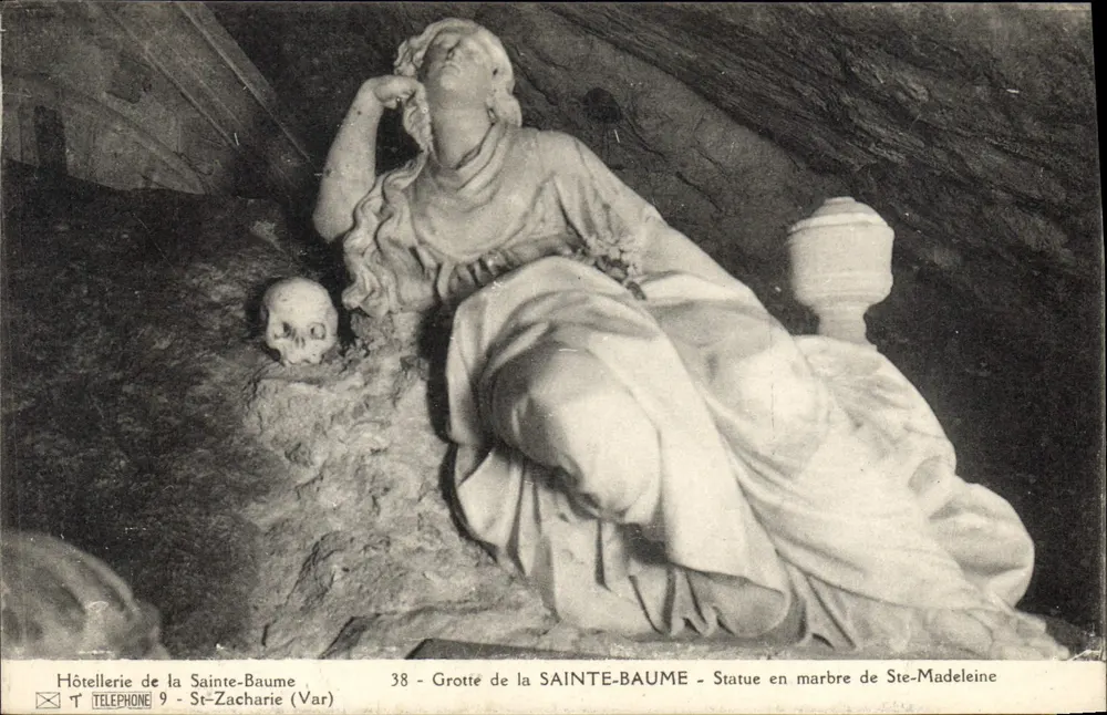 Grotte de la Sainte-Baume — Marmorstatue der Heiligen Madeleine — Hôtellerie de la Sainte-Baume, St-Zacharie (Var) - Vorderseite