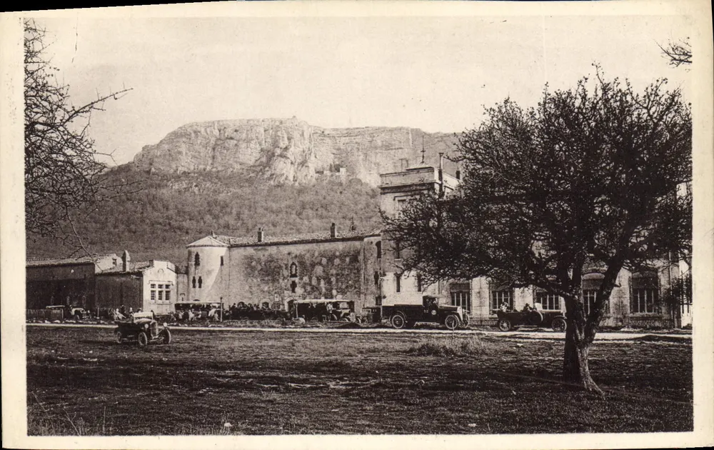 La Sainte-Baume — Blick auf das Dorf mit Berg im Hintergrund — HOTELLERIE de la Sainte-Baume - Vorderseite