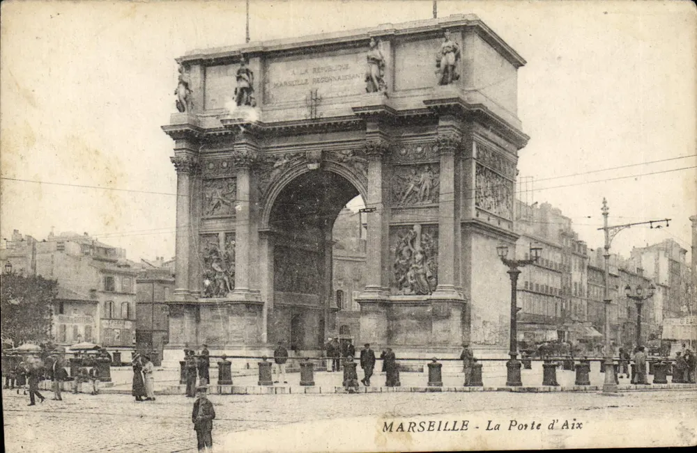 Marselha - A Porta de Aix — Arco de triunfo decorado com esculturas, editor não identificado - Frente