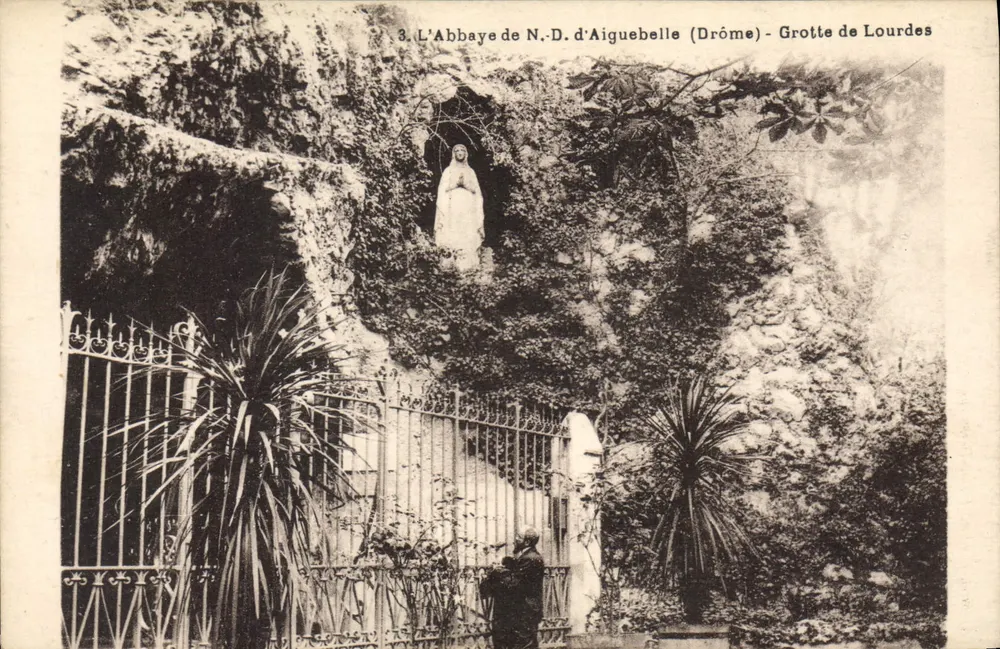 Die Abtei N.-D. d'Aiguebelle (Drôme) — Grotte von Lourdes — Statue der Jungfrau in einer Höhle - Vorderseite