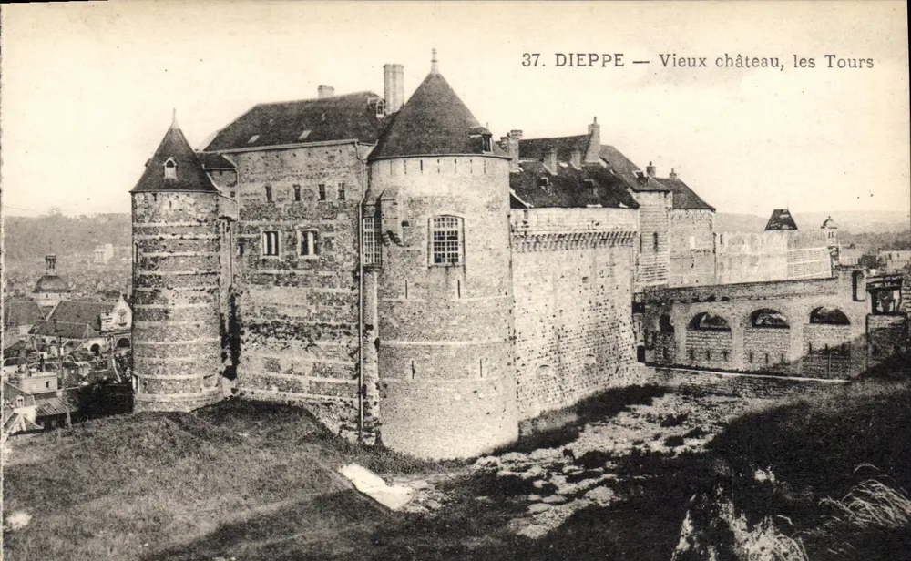 Dieppe — Altes Schloss, die Türme - Vorderseite
