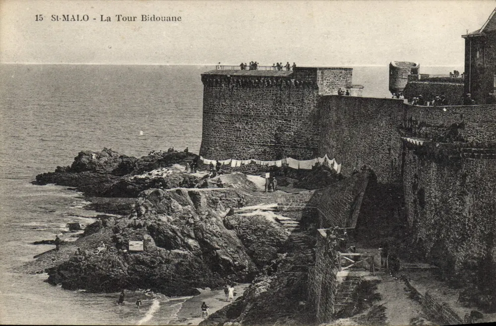 St-Malo - Torre Bidouane — vista costeira com visitantes — editor Au Kiwetter, St-Malo - Frente