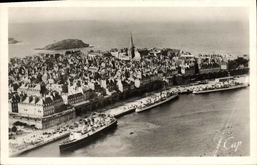Cap Fréhel — luchtfoto van de haven en de stad — Cap - Voorkant