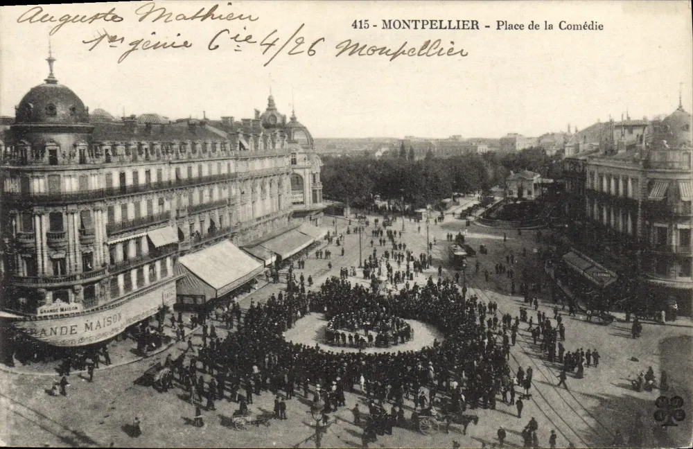 Montpellier - Place de la Comédie — vista da Grande Maison e multidão — Auguste Mathiën, n°415 - Frente