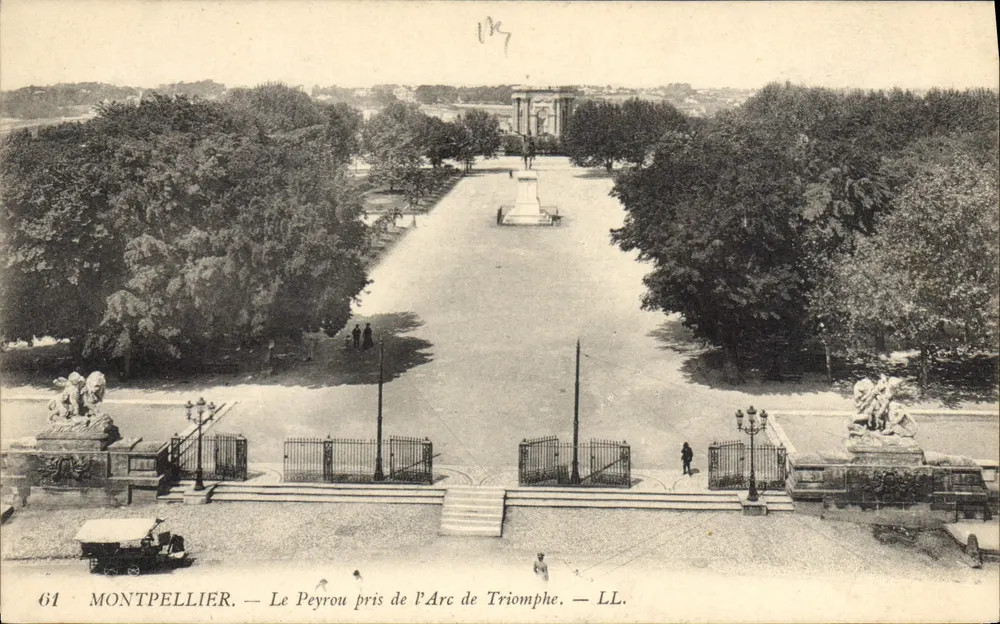 Montpellier — O Peyrou visto do Arco do Triunfo — LL. — N° 61 - Frente