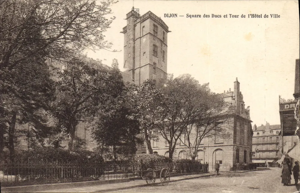 Dijon — Square des Ducs und Turm des Rathauses - Vorderseite