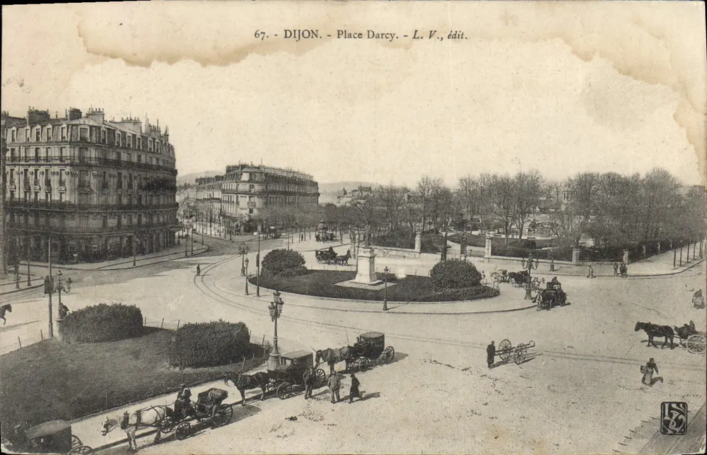 Dijon - Place Darcy — vista panorâmica com monumento central — L. V., editor - Frente