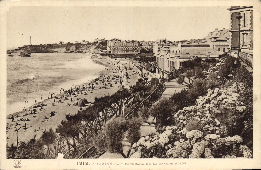 Biarritz - Panorama da Grande Plage — editor Lobouche Frères, n° 1312 - Frente
