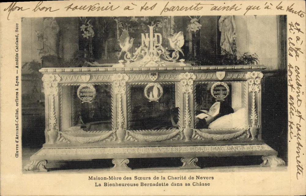 Mutterhaus der Schwestern der Caritas in Nevers — Die Selige Bernadette in ihrer Reliquienschale — Werk von Armand-Calliat, geschenkt nach Lyon - Vorderseite