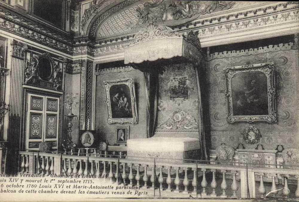 Quarto de Luís XIV em Versalhes — Luís XIV faleceu em 1º de setembro de 1715. Luís XVI e Maria Antonieta apareceram em 6 de outubro de 1789 diante dos revoltados vindos de Paris — Edit. Vvo Moreau, Versalhes - Frente