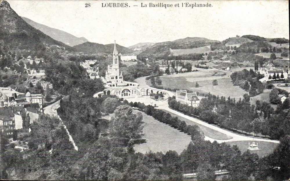 Lourdes — La Basilique et l'Esplanade — Maison Cathédrale, Dijon-Lourdes - Frente