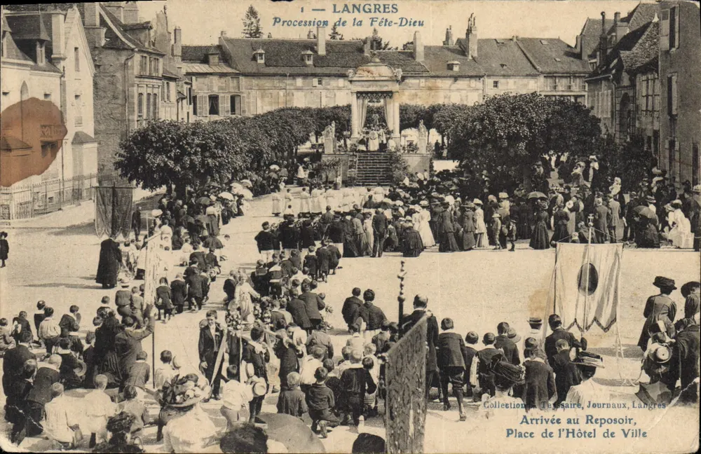 Langres — Procession de la Fête-Dieu arrivée au Reposoir, Place de l'Hôtel de Ville — Journaux, Langres - Frente