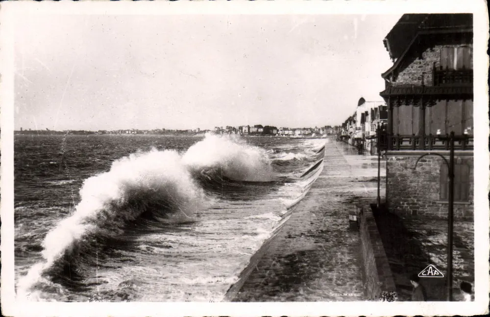 ST-MALO — A Dique em tempo de tempestade — Sociedade dos Artes Fotográficas, Paris - Frente
