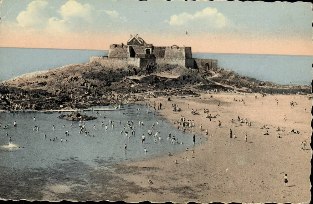 Dinard - Praia do Eventail — Forte da Ilha — Editor C.° das Artes Fotomecânicas, n° 438 - Frente