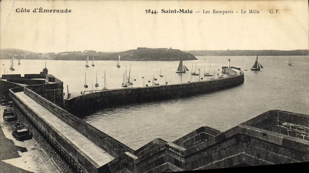 Saint-Malo — Les Remparts - Le Môle — G.F. — n° 3844 - Frente