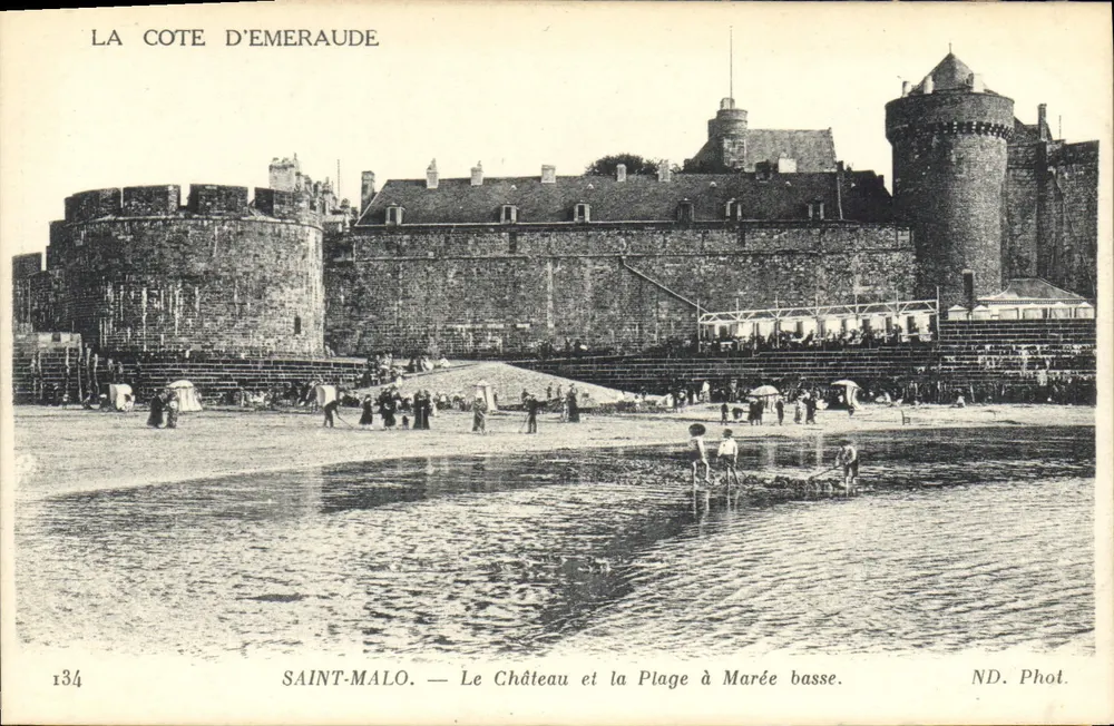Saint-Malo — O Castelo e a Praia com Maré Baixa — ND. Fot. - Frente